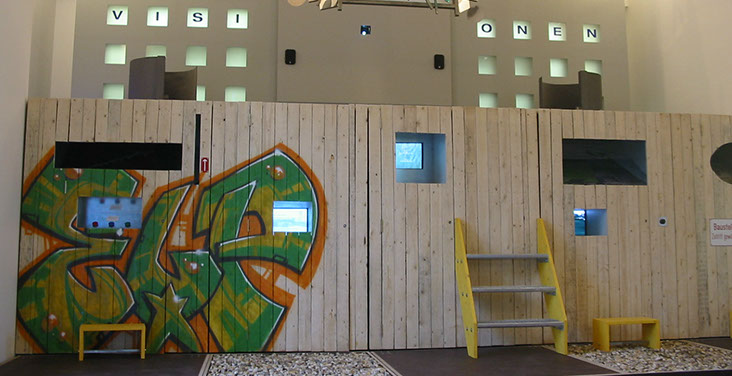 A symbolical construction site fence remembers us,that the whole ELP project needs decades of planing and building,much more than a normal house