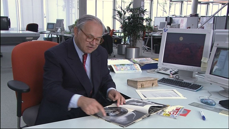 Dr. Hubert Burda mit einer Bibeldruck Inkunabel von 1496, einem Multimedia Booklet von Andy Warhol und einer Computerzeitschrift CHIP