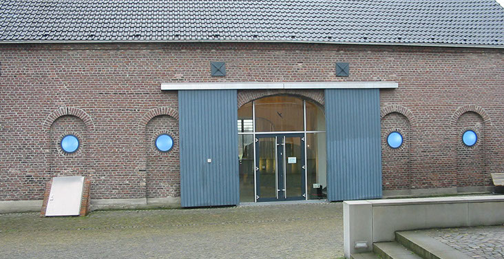 Hubert Burda in seiner Bibliothek über die Verbindung zwischen der klassischen Kunst und modernen Medien